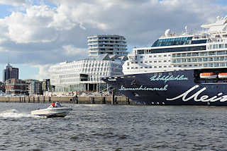 7412 Kreuzfahrtschiff MEIN SCHIFF am Kreuzfahrtterminal Hafencity - ein Motorboot fhrt schnell auf dem Wasser der Norderelbe Richtung Elbbrcken.