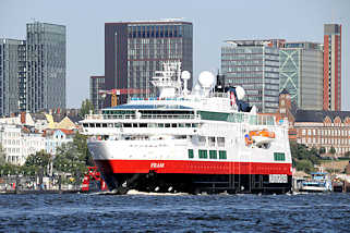 8922 Das Kreuzfahrtschiff FRAM luft aus dem Hamburger Hafen aus - im Hintergrund Hochhuser von Hamburg St. Pauli.