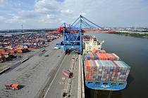 Hamburger Seehafen - Containerhafen; ein Containerriese liegt am Ballinkai CTA. Schiffsliegeplatz am Khlbrand; der Containerumschlag auf dem hochautomatisierten HHLA Container Terminal Altenwerder ist in zwei Phasen aufgeteilt: An der Wasserseite lschen und laden die besonderen, mit zwei Katzen ausgestatten Containerbrcken die Stahlkisten vom bzw. auf das Schiff. Der Container wird auf einem hher gelegenen Arbeitsportal abgesetzt, wo Lascher die Twistlocks entfernen bzw. anbringen. Auerdem wird dort noch einmal die Kennung der Boxen berprft. Anschlieend bernimmt die zweite, so genannte Portalkatze den Container automatisch und setzt ihn auf ein Automated Guided Vehicle (AGV). 74 dieser Fahrzeuge sorgen fr den Transport zwischen den Brcken und dem Containerlager. Die AGV suchen sich den schnellsten Weg anhand von mehr als 10.000 Transpondern, die in den Boden eingelassen sind. Das Containerlager besteht aus 26 Lagerblcken, die von jeweils zwei RMG bearbeitet werden. Diese Lagerkrne sind unterschiedlich hoch und knnen daher parallel zueinander arbeiten. 