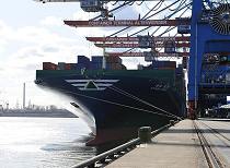 011_83_0125 Der 340 m lange Containerfrachter HYUNDAI FORCE liegt unter den Containerbrücken des Container Terminals Altenwerder und wird entladen. Der Containerriese kann 8750 TEU Standardcontainer an Bord nehmen.