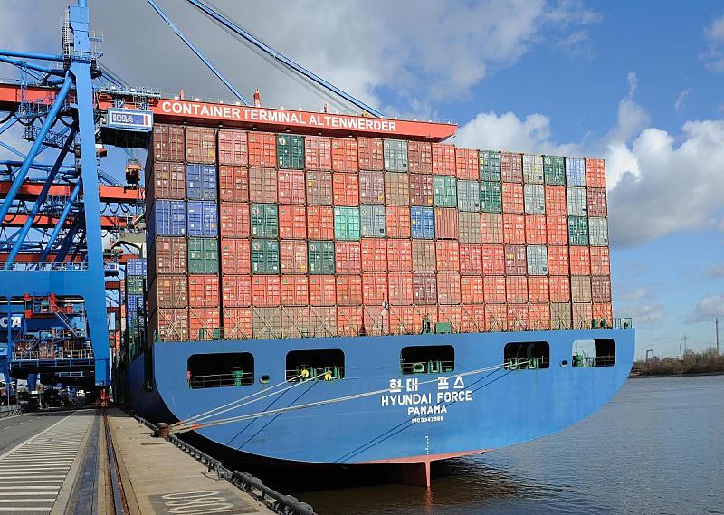 Fotograf Hamburg - Fotos vom Hamburger HHLA Containerterminal Altenwerder (CTA) - Schiffsheck mit Containern am Kai. 011_84_0133 Das 340 m lange und 45m breit Container HYUNDAI FORCE liegt am Ballinkai des Terminals Altenwerder - die unterschiedlich farbigen Metall-Boxen sind in mehreren Lagen auf dem Heck des riesigen Schiffs gestapelt.