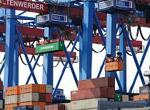 011_91_2394 Die Containerladung des Schiffs NYK THEMIS wird im Hamburger Hafen gelöscht - ein 40 TEU und ein 20 TEU hängen an den Portalkatzen der Containerbrücken in Hamburg Altenwerder .