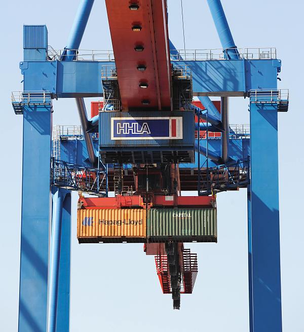 Fotos von der Arbeit im Hafen - Zwei Standardcontainer an der Containerbrcke.  011_94_2404 Zwei TEU = twenty-foot Equivalent Unit Standardcontainer hngen an der Containerbrcke des Terminals Altenwerder. Nachdem die Metallboxen von Bord des Schiffs gehoben wurden, werden sie an Land abgesetzt und weiter transportiert. 