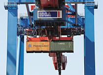 011_94_2404 Zwei TEU = twenty-foot Equivalent Unit Standardcontainer hängen an der Containerbrücke des Terminals Altenwerder. Nachdem die Metallboxen von Bord des Schiffs gehoben wurden, werden sie an Land abgesetzt und weiter transportiert. 