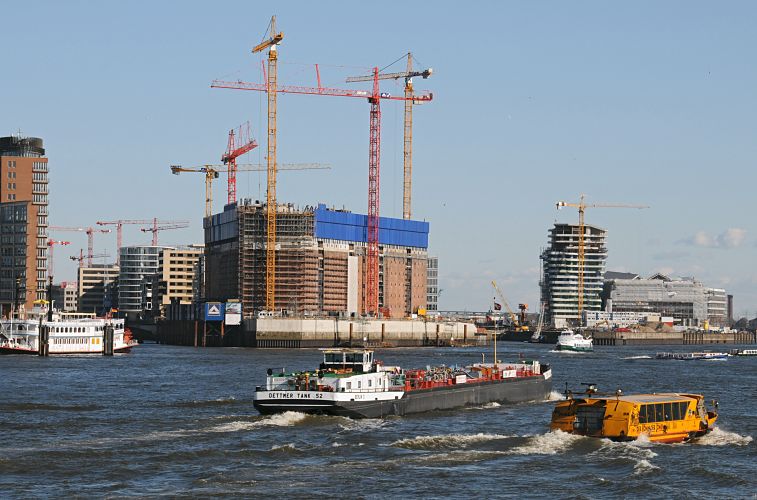 011_29-5244BDas Tankschiff Dettmer Tank 52 fhrt elbaufwrts - rechts fhrt eine Hafenfhre zum Anleger Knig der Lwen. Hohe Baukrne stehen auf der Riesenbaustelle des ehemaligen Kaispeichers A - dort soll die Elbphilharmonie entstehen. Am Sandtorhafen sind die Gebude der Hafencity fertig gestellt. www.hamburg-fotograf.com  Schiffe auf der Hamburger Elbe / Baustelle Elbphilharmonie, Baukrne Hafencity