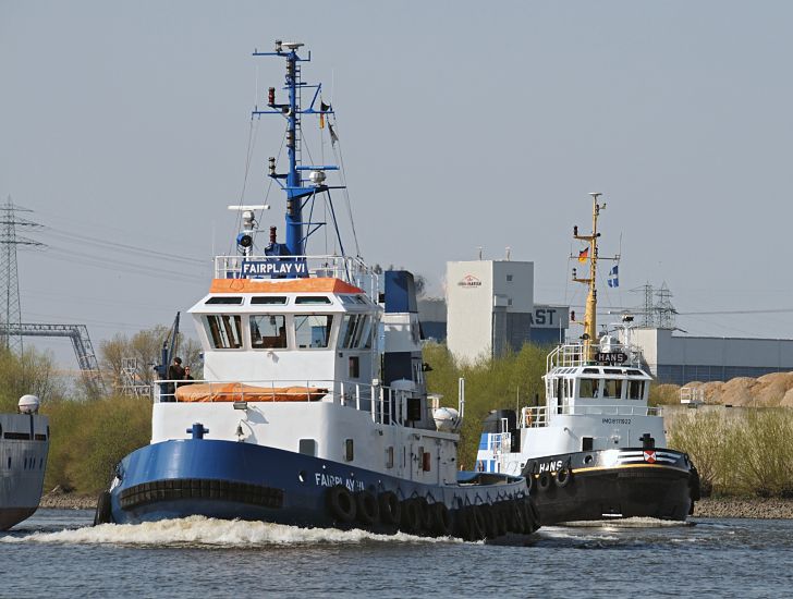 Schlepper auf dem Reiherstieg Kanal / Fairplay + Hans.  011_30-5948 Die Schlepper FAIRPLAY V und HANs auf dem Reiherstieg; sie Schiffe sind auf dem Weg einen Frachter durch den engen Kanal zum Khlbrand und der Elbe zu schleppen. www.hamburg-fotograf.com