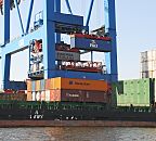 011_35-5895 Das Mehrzweckfrachtschiff ANTJE RUSS wird im Terminal Altenwerder mit Containern beladen; das 17 Knoten schnelle Schiff kann 658 Standard-Container laden. Von der Containerbrcke wird ein Container auf das Deck des Frachters herunter gelassen. www.hamburg-fotograf.com