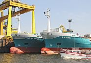 011_44-6673 Die Auflieger Ragna und Dornbusch im Hamburger Hafen / Ellerholzhafen. Der Container Transport ist aufgrund der weltweiten Wirtschaftskrise stark zurck gegangen. Aus diesem Grund werden Frachtschiffe stillgelegt; bei einer "heissen" Stilllegung wird das Schiff nur fr eine begrenzte Anzahl von Wochen deaktiviert -  dies geschieht mit einer kleinen Besatzung und kontinuierlicher Maschinenaktivitt. So kann das Schiff in relativ kurzer Zeit wieder in Betrieb genommen werden. Bei einer "kalten" Stilllegung wird das Schiff fr lngere Zeit "vom Markt" genommen, eine Reaktivierung ist dann recht langwierig und kann bis zu drei Monaten dauern. Das Fahrgastschiff SEUTE DEERN fhrt auf seiner Tour durch den Hamburger Hafen gerade an den aufgelegten Frachtschiffen vorbei. www.hamburg-fotografie.de