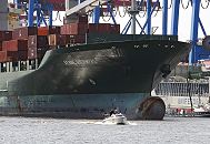 011_54-7990 Der Containerfrachter Aenne Rickmers liegt am Kai des HHLA Container Terminal Altenwerder - dicht am Wulstbug des Frachtschiffs fhrt ein Motorboot durch das Hafenbecken.  www.hamburg-fotografie.de 