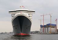 011_62_4720 Die Queen Mary hat ihren Liegeplatz am Kreuzfahrt-Terminal im Hamburger Hafen erreicht und wendet ohne Hilfe von Schleppern auf der Elbe. Rechts die Riesenbaustelle der zuknftigen Hamburger Elbphilharmonie, zu der der ehemalige Kaispeicher am Sandtorhafen umgebaut wird - vier hohe Baukrne stehen auf dem Bauplatz.  www.hamburg-fotograf.com