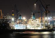 011_66_4564 Die Kreuzfahrtschiffe AMADEA und ALBATROSS liegen nebeneinander im Trockendock Elbe 17 der Hamburger Werft Blohm + Voss und sind hell beleuchtet. Die MS AMADEA wurde 1993 in Dienst gestellt und hat bei einer Besatzung von 280 Mann ca. 600 Passagiere an Bord. Die MS ALBATROS wurde 1973 gebaut und hat Kabinen fr ca. 830 Passagiere.