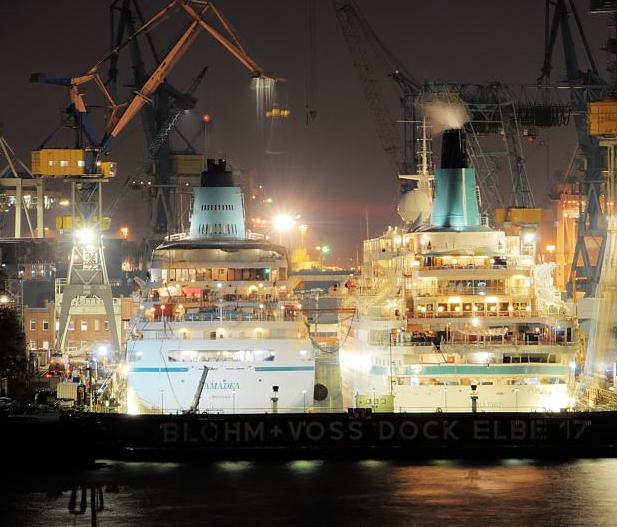 Fotograf in Hamburg; Nachtaufnahme im Hamburger Hafen - Kreuzfahrtschiffe im Dock Elbe 17. 011_68_4555-9 Die beiden Passagierschiffe AMADEA und ALBATROSS liegen fr Wartungs- arbeiten im Blohm + Voss Dock Elbe 17. Dieses Dock ist mit 351 m Lnge sowie 59 m Breite eines der grten Trockendocks Europas 