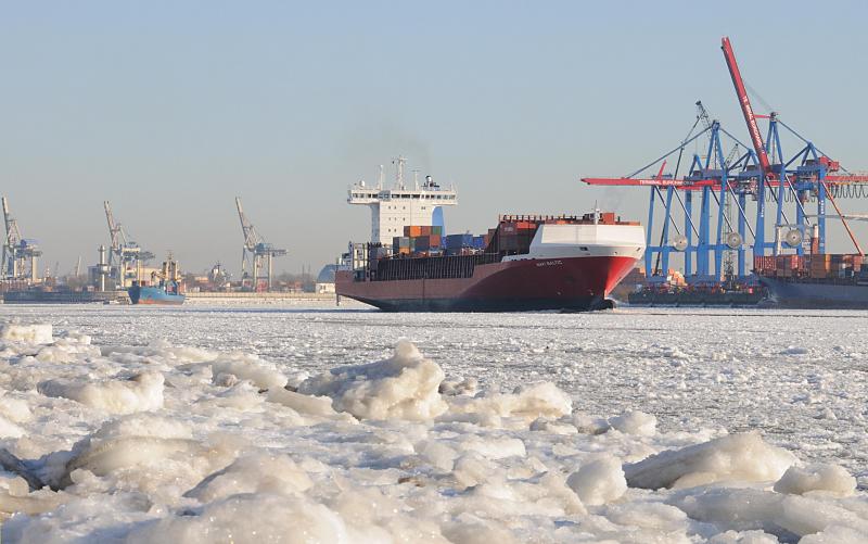 Hamburger Winterfotos aus Hamburg : Treibeis auf dem Fluss Elbe und am Eisschollen am Ufer : Containerschiff auf der Elbe : Hamburg-Bilder Bilder vom Winter im Hamburger Hafen - Frachter im Treibeis auf der Elbe beim Burchardkai. 011_80_5795 Der Elbstrand ist mit dicken Eisschollen bedeckt. Ein Frachtschiff verlsst durch das dichte Treibeis den Hamburger Hafen - am Containerterminal Buchardkai werden Frachter be- und entladen. Im Hintergrund kommt ein Container Feeder aus dem Khlbrand. 