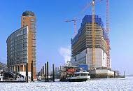 011_82_5304 Die Baustelle der zuknftigen Elbphilharmonie im Winter - eine Hafenfhre verlsst den Anleger Sandtorhft und fhrt durch das dichte Treibeis auf der Elbe Richtung St. Pauli Landungsbrcken. 