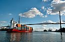 011_14349 ein Container Feeder kommt von der Elbe - der rote Container Carrier fhrt unter blauem Hamburger Himmel auf dem Khlbrand zum Container Terminal Altenwerder. www.fotograf-hamburg.de