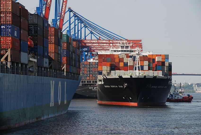 011_15590 das in den Hamburger Hafen eingelaufene Container Schiff wird von den Schleppern an seinen Platz am Ballinkai des Containerterminals Altenwerder geschoben. Auf den herunter geklappten Containerbrcken ist der Schriftzug des Terminal zu lesen.