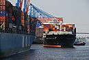 011_15590 das in den Hamburger Hafen eingelaufene Container Schiff wird von den Schleppern an seinen Platz am Ballinkai des Containerterminals Altenwerder geschoben. Auf den herunter geklappten Containerbrcken ist der Schriftzug des Terminal zu lesen.www.fotograf-hamburg.de