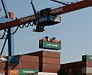 011_14864 über die grosse Containerbrücke wird die Ladung des Frachters am Burchardkai gelöscht. Auf dem Träger des Krans sind der Schriftzug "Terminal Burchardkai und der HHLA zu erkennen. Die HHLA (Hamburger Hafen und Logistik AG) betreibt neben dem Containerterminal Burchardkai auch die Terminals Altenwerder CTA und Tollerort - das Hamburger Unternehmen hat z.B. 2006 mehr als 6,1 Mio. Standartcontainer umgeschlagen.  ©www.fotograf-hamburg.de