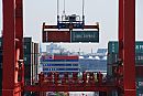 011_15757 zwei Standartcontainer TEU hngen an den Haken der Laufkatze des Containerkrans am Containertermianl Eurogate - im Hintergrund ein Verwaltungsgebude der HHLA am Burchardkai. www.fotograf-hamburg.de