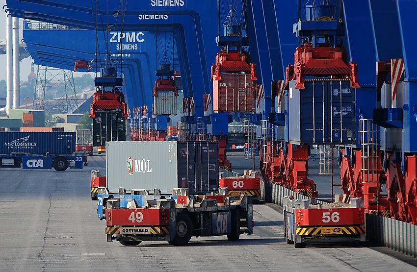 011_15642 vauf dem Container Terminal Altenwerder CTA werden die Container vom Laschplatz mit der Portalkatze auf die fhrerlosen Transportfahrzeuge geladen; diese Automated guided Vehicles ( AGV ) bringen die Fracht an ihren Bestimmungsort. www.fotograf-hamburg.de