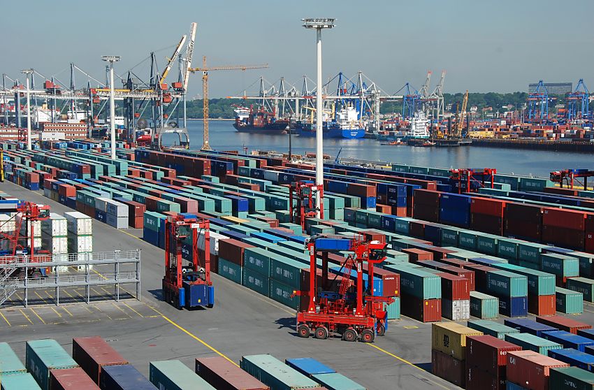 011_15759 Blick ber das Containerlager beim Eurogate Containerterminal zum Waltershofer Hafen - auf der gegenber liegenden Seite das Terminal Burchardkai -  Portalhubwagen fahren auf dem Lagergelnde.die Container sind in Reihen gestapelt - in den Zwischenrumen kann das Transportfahrzeug fahren und den gewnschten Container aufnehmen.  www.fotograf-hamburg.de