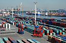 011_15759 Blick ber das Containerlager beim Eurogate Containerterminal zum Waltershofer Hafen - auf der gegenber liegenden Seite das Terminal Burchardkai -  Portalhubwagen fahren auf dem Lagergelnde.die Container sind in Reihen gestapelt - in den Zwischenrumen kann das Transportfahrzeug fahren und den gewnschten Container aufnehmen.  www.fotograf-hamburg.de