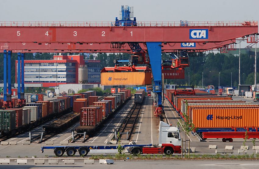 011_15671 Blick auf den Gterbahnhof vom Container Terminal Altenwerder; im Vordergrund ein leerer Lastzug; grosse Bahnkrne berspannen die Bahngleise und beladen die einzelnen Waggons mit ihrer Containerfracht. Der Bahnkran transportiert den Container vom Transportchassis zum Gterzug.  www.fotograf-hamburg.de