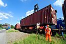 011_15723 Beladung eines Gterzugs mit Containern im Hafengebiet Hamburgs - ein Portalhubwagen holt den Container vom Lager und senkt ihn vorsichtig auf den Gterwaggon. Nachdem der Container seine Platz gefunden hat, fhrt die Lokomotive den Gterzug einen Waggon vor, damit der nchste leere Wagen beladen werden kann. Hafenarbeiter berwachen den Vorgang. www.fotograf-hamburg.de