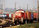 011_14387/00 eine Gterlokomotive der Deutschen Bahn zieht einen langen Gterzug mit seiner Containerladunng von der Verladestation am Containerterminal Burchardkai. www.fotograf-hamburg.de