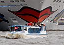 011_15508 bei strmischen Wetter fhrt eine Barkasse der Hamburger Hafenrundfahrt Hamburg Touristen durch den Hafen; am Kreuzfahrtterminal wird dem dort liegenden Kreuzfahrtschiff AidaVita ein Besuch auf dem Wasser abgestattet.  www.fotograf-hamburg.de