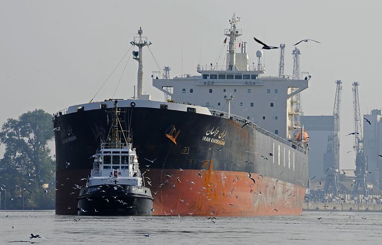 011_26035  Der 82m lange und 16,00m breite Massengutfrachter IRAN KHORASAN  wird von Schleppern rückwärts in den Reiherstieg geschleppt wo es seine Landung aufnehmen soll. Möwen begleiten Frachtschiff, das eine Bruttoraumzahl (BRZ) von 39 424 hat bei seiner Fahrt im Hamburger Hafen.   ©www.christoph-bellin.de
