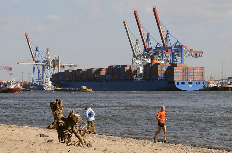 Hamburg Fotografie - Hafenbilder / Containervessel am Container Terminal Burchardkai  011_26083 Der Containerriese PALENA legt gerade mit Hilfe von Schleppern am Athabaskakai des Container Terminals Burchardkai an. Die Ausleger der Containerbrcken sind noch hoch gefahren. www.hamburg-fotograf.com