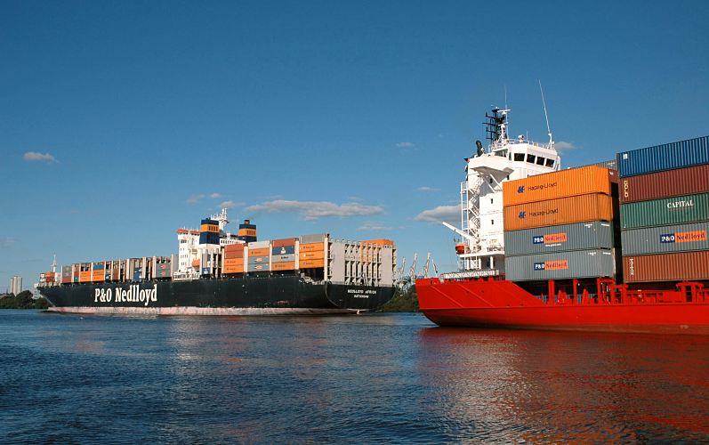 Hamburgfotos - Hafenbilder / Schiffsverkehr auf dem Khlbrand - Containerschiffe  011_26084 Zwei Containerschiffe auf dem Khlbrand - eines wurde im Container Terminal Altenwerder beladen und verlsst den Hamburger Hafen. Das andere Frachtschiff bringt seine Ladung zum Altenwerder Terminal. www.hamburg-fotograf.com