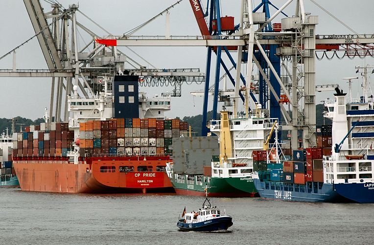 Hamburg-Fotografie; Bilder aus dem Hamburger Hafen - Container-Schiffe am Hafenkai  011_26086 Dicht an dicht liegen die Container-Schiffe an der Kaianlage im Hamburger Hafen - ber Containerbrcken werden die Frachter be- und entladen. Im Vordergrund fhrt eine Boot der Hamburger Wasserschutzpolizei seine Streife durch den Hafen. www.hamburg- fotograf.com