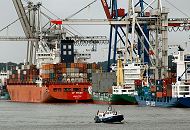 011_26086 Dicht an dicht liegen die Container-Schiffe an der Kaianlage im Hamburger Hafen - ber Containerbrcken werden die Frachter be- und entladen. Im Vordergrund fhrt eine Boot der Hamburger Wasserschutzpolizei seine Streife durch den Hafen. www.hamburg- fotograf.com