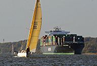 11_21417 Der Containerfrachter HATSU COURAGE auf der Elbe - im Hntergrund die Leuchttürme / Leuchtfeuer von Hamburg Wittenbergen; eine Segelyacht liegt im Wind. Das Containerschiff Hatsu Courage ist 334,00 m lang und 42,80m breit, es fährt 25 Knoten / kn. Der Frachter lief 2005 vom Stapel und hat bei einem Tiefgang von 14,50 m eine gross tonnage von 90449 und eine nett tonnage von 55452; er kann 8073 Standartcontainern / TEU Ladung an Bord nehmen.  ©www.bildarchiv-hamburg.de