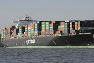 11_21418 Der Containerfrachter HATSU COURAGE mit Containern hoch beladen auf der Elbe vor Hamburg Blankenese - rechts der Sllberg mit der Hamburgflagge auf dem Turm. Das Containerschiff Hatsu Courage ist 334,00 m lang und 42,80m breit, es fhrt 25 Knoten / kn. Der Frachter lief 2005 vom Stapel und hat bei einem Tiefgang von 14,50 m eine gross tonnage von 90449, eine nett tonnage von 55452 und kann 8073 Standartcontainern / TEU Ladung an Bord nehmen.  www.bildarchiv-hamburg.de