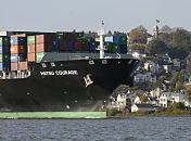 11_21419 Der Bug mit Anker des Containerfrachters HATSU COURAGE auf der Elbe vor Hamburg Blankenese - rechts der Sllberg mit der Hamburgflagge auf dem Turm und Huser des ehemaligen Fischerdorfes. Das Containerschiff Hatsu Courage ist 334,00 m lang und 42,80m breit, es fhrt 25 Knoten / kn - der Frachter lief 2005 vom Stapel. Bei einem Tiefgang von 14,50 m und einer gross tonnage von 90449 (nett tonnage von 55452) kann er 8073 Standartcontainern / TEU Ladung an Bord nehmen.  www.bildarchiv-hamburg.de