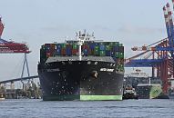 11_21425 Das Containerschiff HATSU COURAGE wird von den Schleppern rckwrts an seinen Liegeplatz im Hamburger Hafen gebracht; Mwen fliegen vor dem Bug ber das Wasser. ber die Containerbrcken wird die Ladung des Frachters gelscht und neue Fracht an Bord des Frachtschiffs gebracht. Das Containerschiff Hatsu Courage ist 334,00 m lang und 42,80m breit, es fhrt 25 Knoten / kn - der Frachter lief 2005 vom Stapel. Bei einem Tiefgang von 14,50 m und einer gross tonnage von 90449 (nett tonnage von 55452) kann er 8073 Standartcontainern / TEU Ladung an Bord nehmen.  www.bildarchiv-hamburg.de