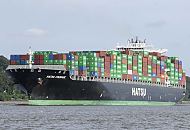 11_21429 Die Ladearbeiten am Frachter Hatsu Courage sind beendet, das Containerschiff läuft aus dem Hamburger Hafen aus. Das Containerschiff Hatsu Courage ist 334,00 m lang und 42,80m breit, es fährt 25 Knoten / kn - der Frachter lief 2005 vom Stapel. Bei einem Tiefgang von 14,50 m und einer gross tonnage von 90449 (nett tonnage von 55452) kann er 8073 Standartcontainern / TEU Ladung an Bord nehmen.  ©www.bildarchiv-hamburg.de