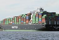 11_21431 Das Containerschiff Hatsu Courage verlässt Hamburg - der Frachter fährt auf der Elbe Richtung Nordsee. Das Containerschiff Hatsu Courage ist 334,00 m lang und 42,80m breit, es fährt 25 Knoten / kn - der Frachter lief 2005 vom Stapel. Bei einem Tiefgang von 14,50 m und einer gross tonnage von 90449 (nett tonnage von 55452) kann er 8073 Standartcontainern / TEU Ladung an Bord nehmen.  ©www.bildarchiv-hamburg.de