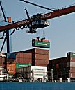 011_14864 über die grosse Containerbrücke wird die Ladung des Frachters am Burchardkai gelöscht. Die HHLA (Hamburger Hafen und Logistik AG) betreibt neben dem Containerterminal Burchardkai auch die Terminals Altenwerder CTA und Tollerort - das Hamburger Unternehmen hat z.B. 2006 mehr als 6,1 Mio. Standard- container umgeschlagen.