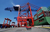 011_15762 Blick über den Predöhlkai am Container Terminal Eurogate im Hamburger Hafen; fünf bewegliche Containerbrücken entladen das Containerschiff CSCL PUSAN auf der die Metallboxen hoch gestapelt sind. Portalstapelwagen holen ihre Ladung ab.