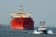 011_279928/00  Bild vom Tankschiff Cape Brasilia fhrt in Begleitung des Lotsenschiffs LOTSE 1 auf der Hamburger Elbe Richtung Hafen - der Tanker hat eine Lnge von 176 m und eine Breite von 34m. Der 2006 gebaute Doppelthllentanker Brasilia hat eine Ladekapazitt von ca. 40 000 tdw ( tons dead weight), das entspricht 45 000 cbm Ladung.   www.christoph-bellin.de