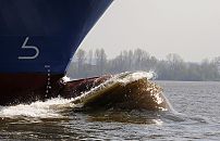 011_9123748/00  Schiffsbug des Frachters Orkun Kalkavan auf der Elbe in Fahrt Richtung Nordsee; der moderne Wulstbug erhht den Auftrieb des Schiffes und Verringert den Wasserwiderstand. Das aufgemalte Zeichen an der Bordwand weist bei Tiefgang darauf hin, dass das Frachtschiff einen Wulstbug hat, der mglicherweise vom Wasser verdeckt ist - darunter ist die Skala fr den Tiefgang des Containerschiffs bei voller Beladung angezeigt.  www.christoph-bellin.de