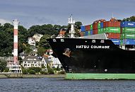 011_26036  der riesige Bug des 330m lange Containerschiffs HATSU COURAGE vor Hamburg Blankenese - lks. der Blankeneser Leuchtturm und hinter den auf dem Frachter gestapelten Containern ist der Sllberg zu erkennen. Der Containerriese hat den Hamburger Hafen mit ca. 8000 TEU = Standartcontainer verlassen und fhrt die Elbe hinunter Richtung Nordsee.   www.christoph-bellin.de