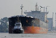 011_26035  Der 82m lange und 16,00m breite Massengutfrachter IRAN KHORASAN  wird von Schleppern rckwrts in den Reiherstieg geschleppt wo es seine Landung aufnehmen soll. Mwen begleiten Frachtschiff, das eine Bruttoraumzahl (BRZ) von 39 424 hat bei seiner Fahrt durch den Hamburger Hafen.   www.christoph-bellin.de