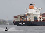 011_26058  Das Containerschiff LIVERPOOL EXPRESS mit dem Heimathafen Hamburg fährt vor Wedel Richtung Hamburger Hafen. Der Containerfrachter der Reederei HAPAG LLOYD gehört zur Dublin Klasse und hat eine Gesamtlänge von 282m und eine Breite von 32,20m - der Fachter kann 4.115 TEU / Standartcontainer an Bord nehmen. Im Vordergrund fährt ein Jetski / Wassermotorrad in voller Fahrt, so dass die Gischt hoch aufspritzt.  ©www.christoph-bellin.de