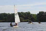 011_26060  Segelboot und Motorboote auf der Dove-Elbe; die Dove-Elbe ist ein 18km langer Nebenarm der Elbe - sie fliesst durch die Vierlande und mndet bei der Tatenberger Schleuse in Hamburg Moorfleet wieder in den Hauptstrom der Hamburger Elbe.    www.christoph-bellin.de