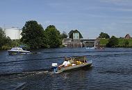 011_26064 Blick zur Krapphofschleuse am Schleusengraben, der zum Hafen von Hamburg Bergedorf fhrt. Auf der Doveelbe fahren am Sonntag Nachmittag Boot. Beim Anleger an der Schleuse haben einige Kanus fest gemacht, ein kleines Motorboot kommt aus der geffneten Schleuse - ein anderes Sportboot mit Faltdach kommt von der Doveelbeschleuse und ein kleines Boot mit Aussenbordmotor fhrt auf dem ruhigen Wasser der Doveelbe Richtung Curslack.   www.christoph-bellin.de